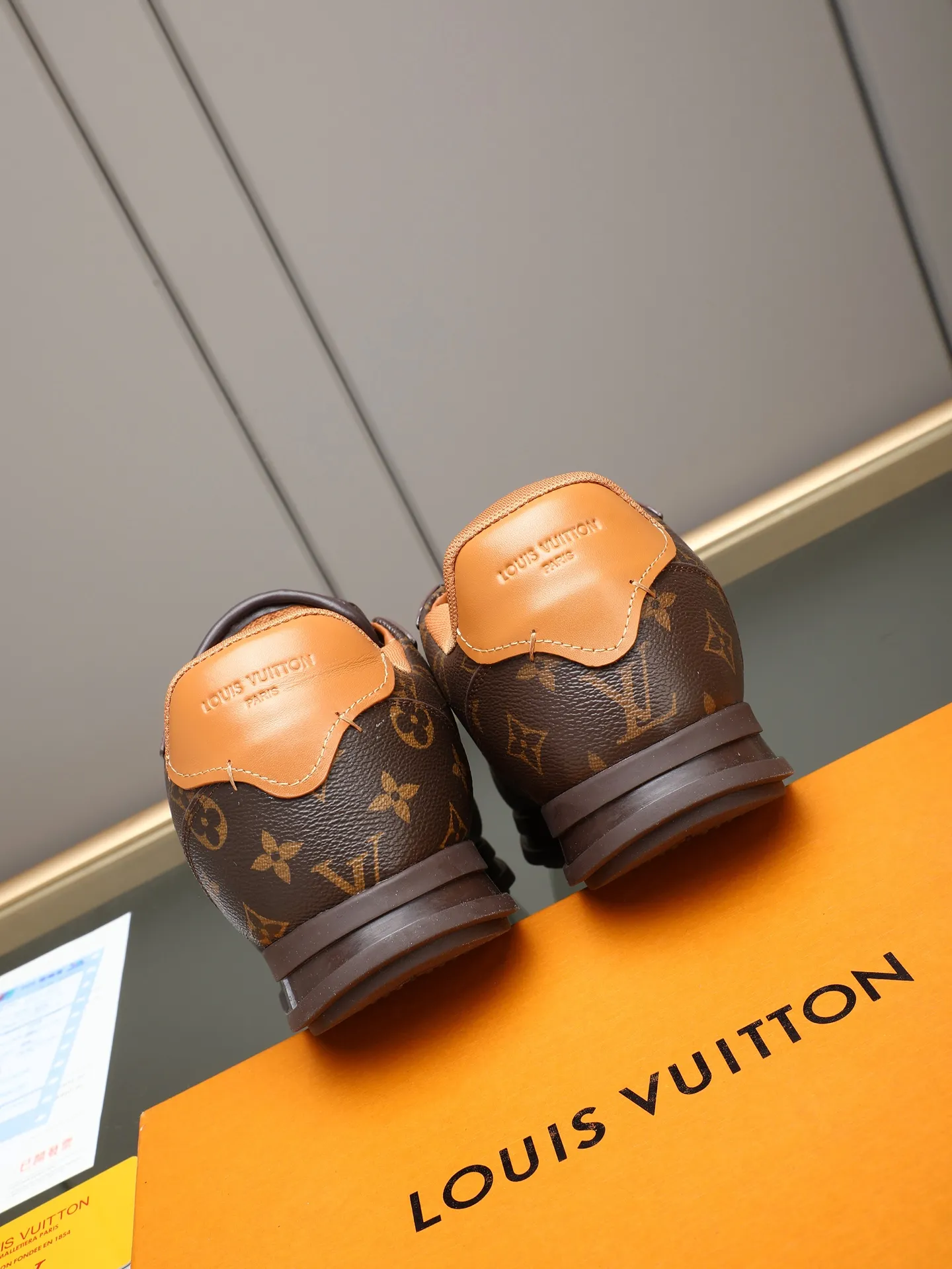 PP560 LV Louis Vuitton L Jialu Brand Runner Tatic Series Thick-soled Casual Sports Shoes Running Shoes Original purchase, development and production This LV Runner Tatic sports shoe combines technical materials such as mesh fabric and ribbons to interpret the inspiration of traditional mountaineering shoes. LV letters are written on one side, the lariat buckle of the quick lacing system is embellished with Monogram flowers and Louis Vuitton logos, and the light and wear-resistant rubber outsole completes the whole. ▪️Fabric: Original imported cowhide + mesh ▪️Inner lining: Original customized breathable mesh ▪️Sole: Original open-molded anti-slip rubber combination material ▪️Size: Men's 38-44 (customized for 45 and 46)